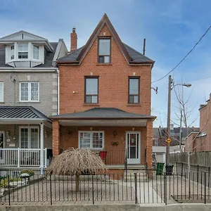 Cozy In Downtown Toronto! Guest house